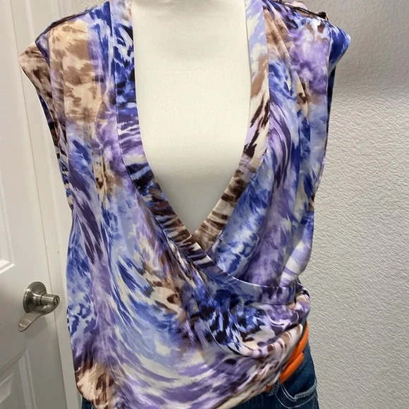 Jennifer Lopez cross wrap blouse. Sheer print. Tab shoulder. Asymmetrical hem. - Picture 9 of 9